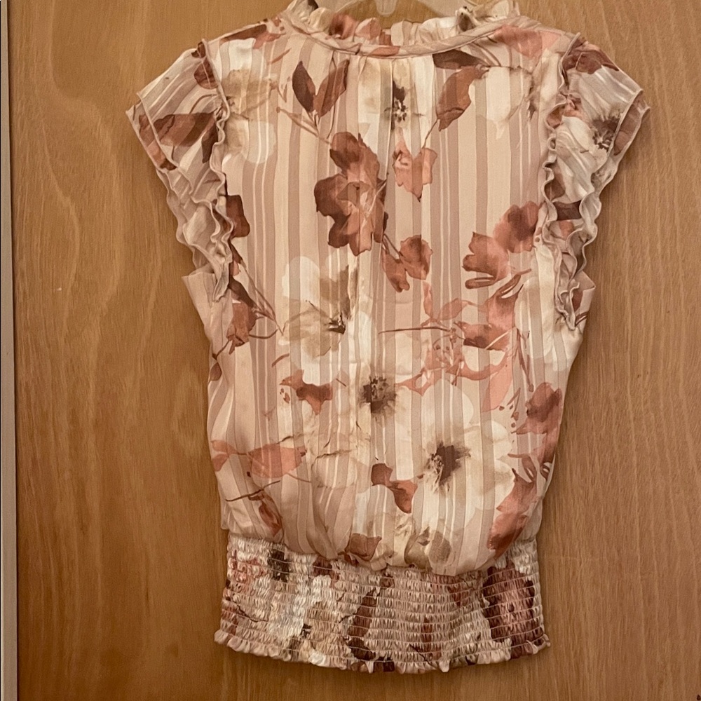 Elegant Floral Ruffle Blouse - Picture 6 of 9